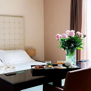 Hotel Sweet, Longa